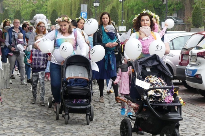 Chustotańce mam i niemowlaków na ulicach Bielska-Białej - 2022