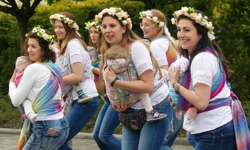 Chustotańce mam i dzieci na ulicach Bielska-Białej.
