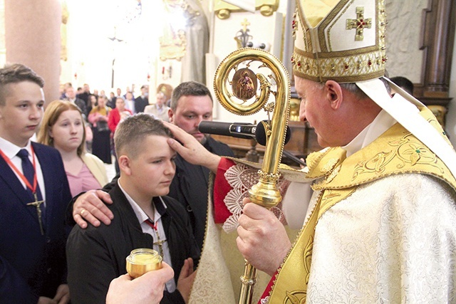 ▲	Tylko w limanowskiej parafii do sakramentu dojrzałości chrześcijańskiej w tym roku przystąpiło aż 230 młodych ludzi.