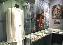 ▲	Odwiedzając sanktuarium, warto też zobaczyć muzeum poświęcone świętemu.