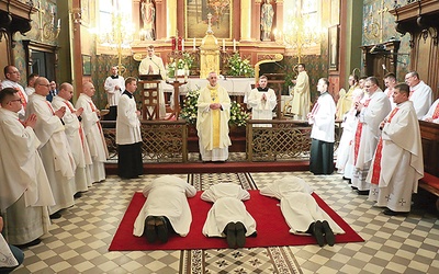 	Podczas odmawiania Litanii do Wszystkich Świętych kandydaci leżą krzyżem.