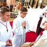 ▲	Ceremoniarze i lektorzy otrzymali krzyże z czerwonymi i białymi sznurkami odróżniającymi ich zadania.