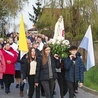 ▲	Jednym z ostatnich akcentów rekolekcji była procesja. Mieszkańcy ze świecami w ręku modlili się w intencji swoich rodzin i pokoju na świecie.