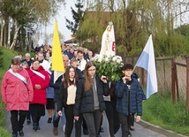 ▲	Jednym z ostatnich akcentów rekolekcji była procesja. Mieszkańcy ze świecami w ręku modlili się w intencji swoich rodzin i pokoju na świecie.