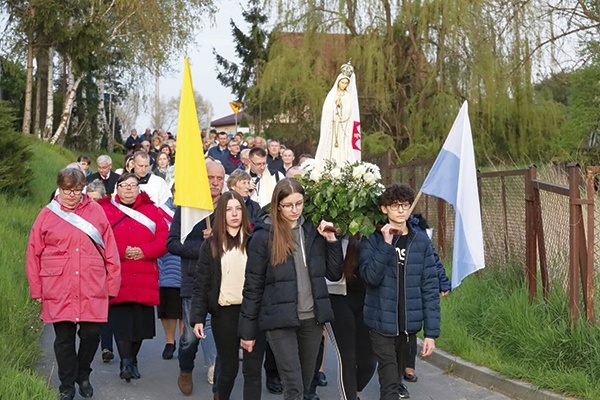 ▲	Jednym z ostatnich akcentów rekolekcji była procesja. Mieszkańcy ze świecami w ręku modlili się w intencji swoich rodzin i pokoju na świecie.