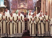 Nowo wyświęceni z biskupami, przełożonymi i proboszczami swoich parafii.