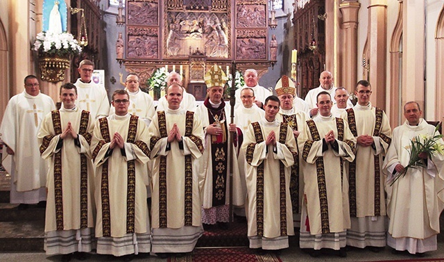 Nowo wyświęceni z biskupami, przełożonymi i proboszczami swoich parafii.