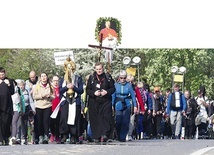 Wedrującym znów towarzyszył w drodze Najświętszy Sakrament.