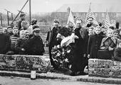 Rok 1951. „Manifestacja pokojowa na gruzach krematorium Stutthofu” z udziałem księży represjonowanych przez Niemców podczas II wojny światowej.
