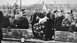 Rok 1951. „Manifestacja pokojowa na gruzach krematorium Stutthofu” z udziałem księży represjonowanych przez Niemców podczas II wojny światowej.