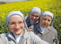 W drodze powrotnej do Świdnicy siostry zatrzymały się przy rzepakowym polu, by zrobić sobie pamiątkowe zdjęcie.