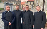 Klerycy, którzy odwiedzili parafię Aniołów Stróżów w Wałbrzychu.