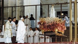 Jan Paweł II pojechał do Fatimy rok po zamachu na jego życie.