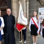 Świdnica. Poświęcenie sztandaru SP 105