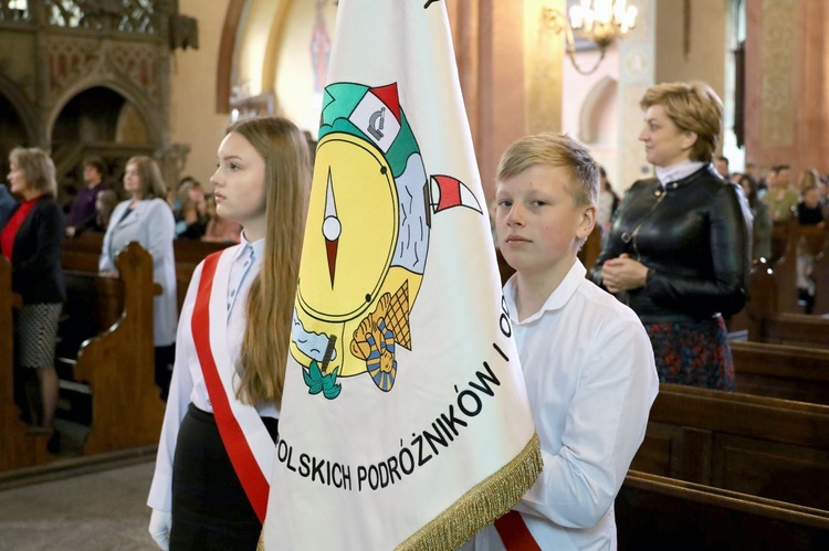 Świdnica. Poświęcenie sztandaru SP 105