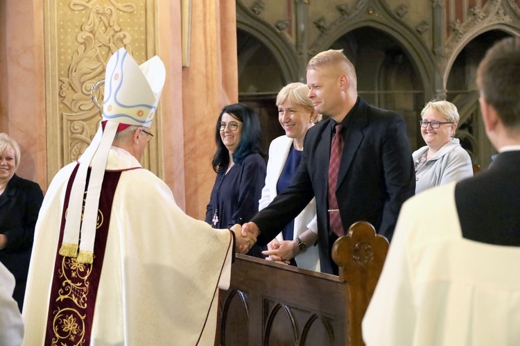 Świdnica. Poświęcenie sztandaru SP 105