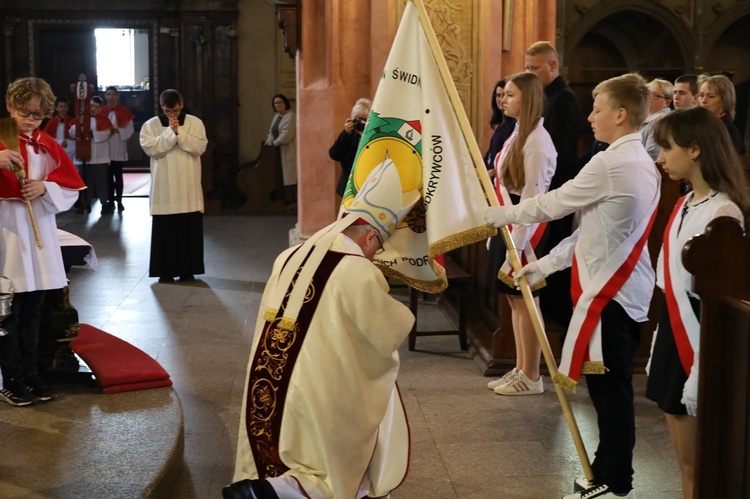 Świdnica. Poświęcenie sztandaru SP 105