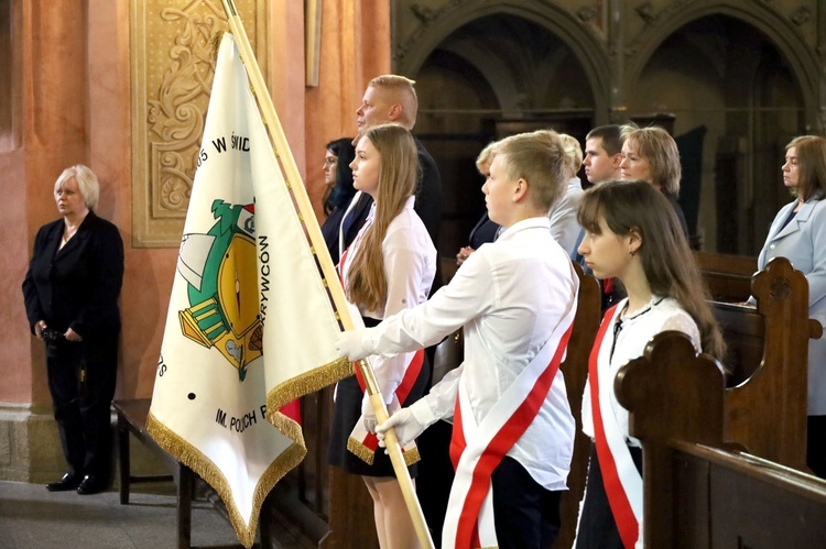 Świdnica. Poświęcenie sztandaru SP 105