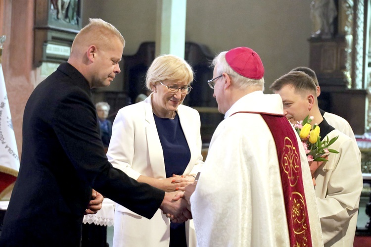 Świdnica. Poświęcenie sztandaru SP 105