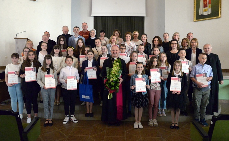 Na koniec uczestnicy, opiekunowie i organizatorzy konkursu stanęli do wspólnej fotografii z bp. Markiem Solarczykiem.