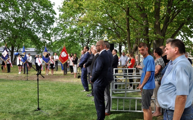 Odsłonięcie i poświęcenie pomnika ofiar II wojny światowej w Folwarku