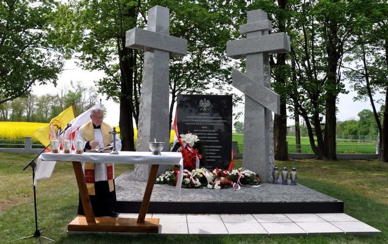 Odsłonięcie i poświęcenie pomnika ofiar II wojny światowej w Folwarku