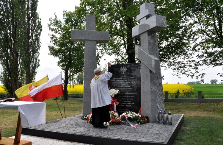 Odsłonięcie i poświęcenie pomnika ofiar II wojny światowej w Folwarku