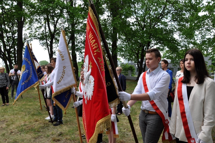 Odsłonięcie i poświęcenie pomnika ofiar II wojny światowej w Folwarku