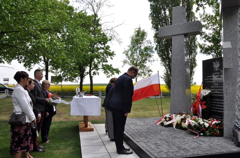Odsłonięcie i poświęcenie pomnika ofiar II wojny światowej w Folwarku