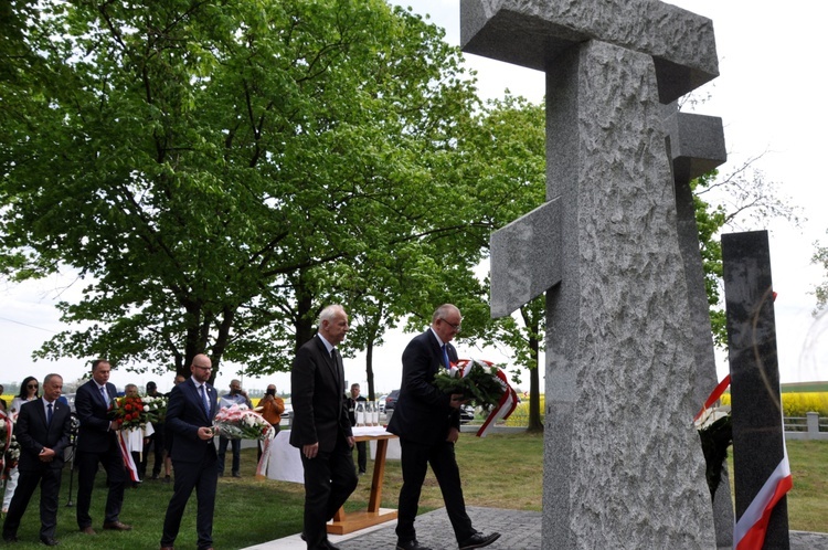 Odsłonięcie i poświęcenie pomnika ofiar II wojny światowej w Folwarku