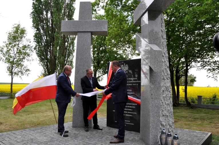 Odsłonięcie i poświęcenie pomnika ofiar II wojny światowej w Folwarku