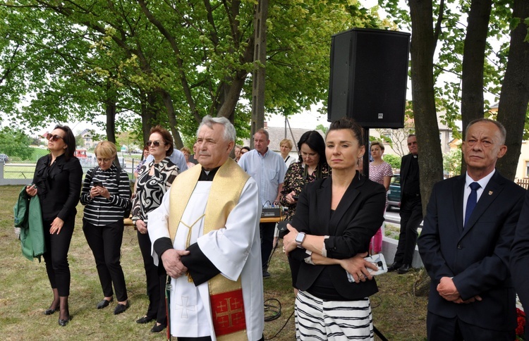 Odsłonięcie i poświęcenie pomnika ofiar II wojny światowej w Folwarku