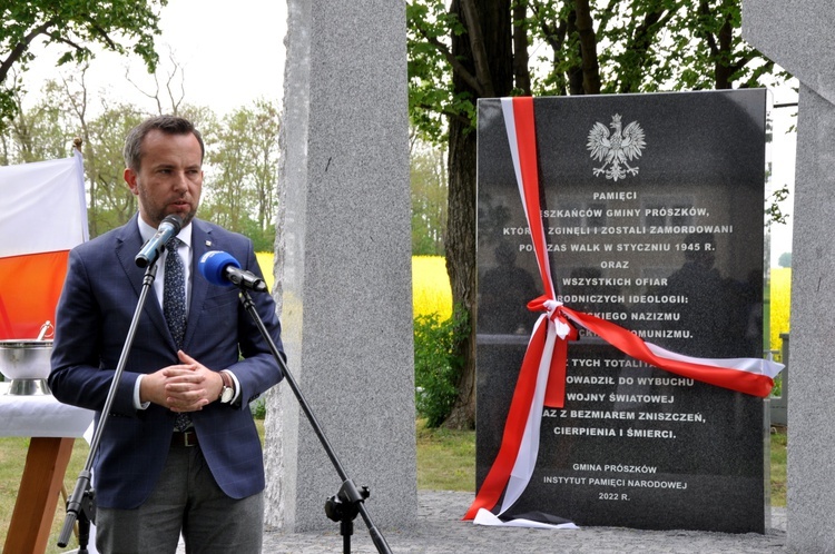 Odsłonięcie i poświęcenie pomnika ofiar II wojny światowej w Folwarku