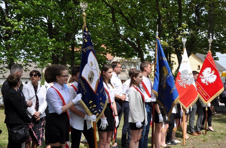 Odsłonięcie i poświęcenie pomnika ofiar II wojny światowej w Folwarku