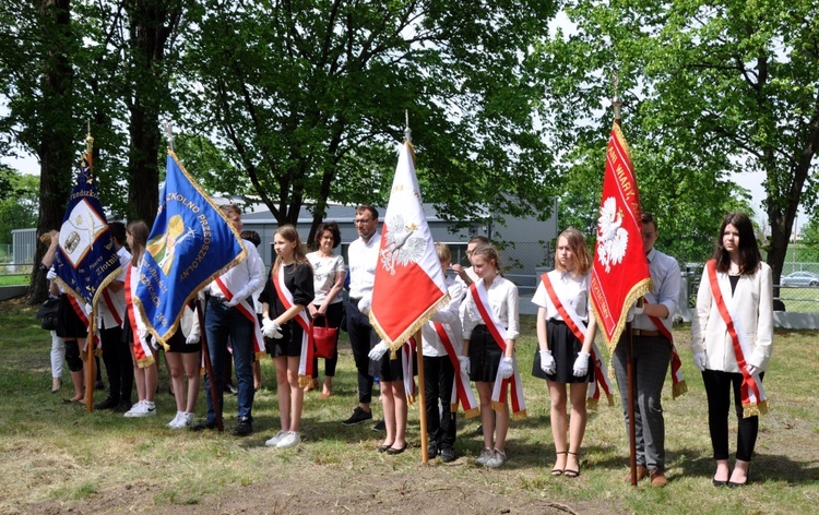 Odsłonięcie i poświęcenie pomnika ofiar II wojny światowej w Folwarku