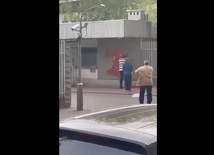 Wejście do ambasady RP w Moskwie oblane czerwoną farbą