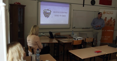 Legnica. Dzieci w sieci