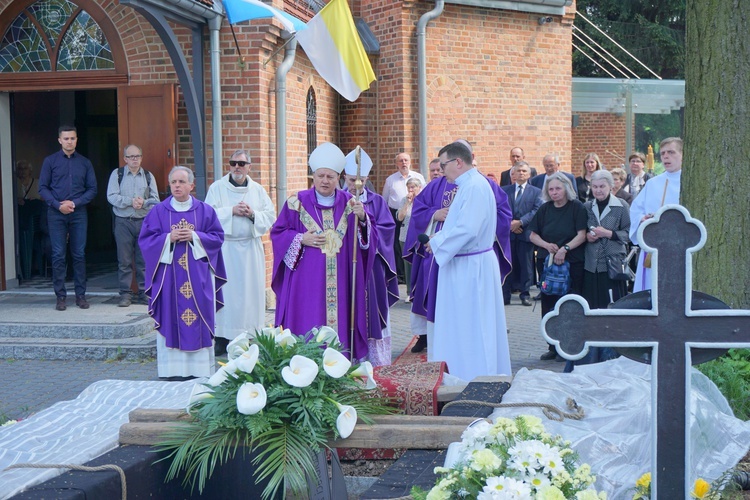 Pogrzeb werbisty o. Huberta Lupy, "proboszcza" oazowiczów