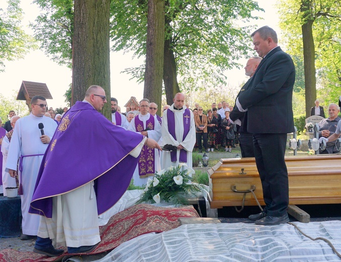 Pogrzeb werbisty o. Huberta Lupy, "proboszcza" oazowiczów