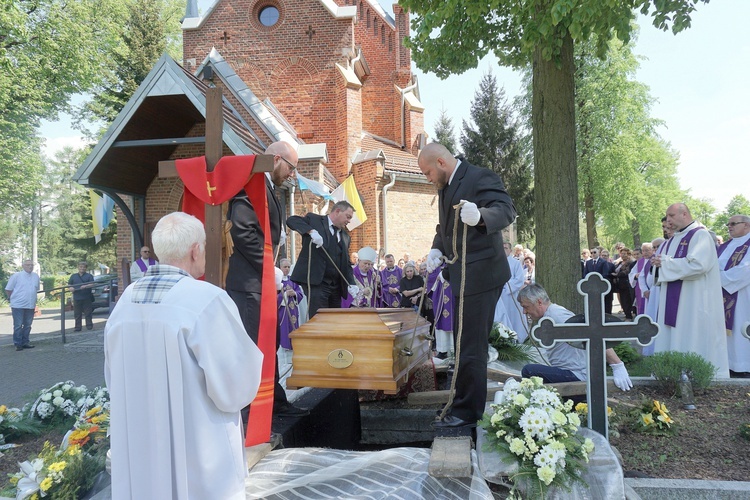 Pogrzeb werbisty o. Huberta Lupy, "proboszcza" oazowiczów