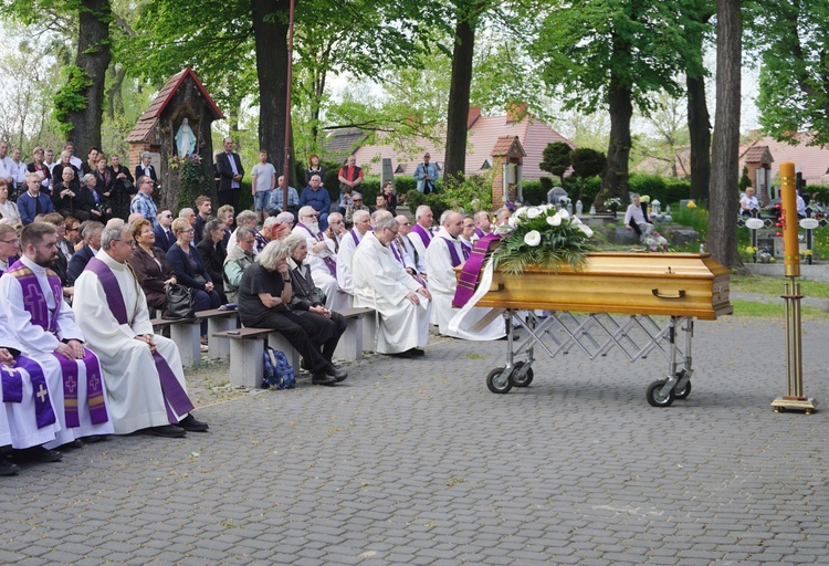 Pogrzeb werbisty o. Huberta Lupy, "proboszcza" oazowiczów