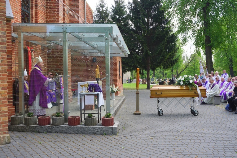 Pogrzeb werbisty o. Huberta Lupy, "proboszcza" oazowiczów