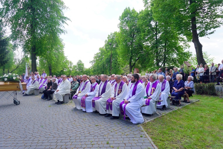 Pogrzeb werbisty o. Huberta Lupy, "proboszcza" oazowiczów