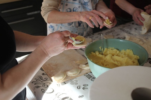 Tak się lepi ukraińskie pierogi w wapienickiej Klimczokówce