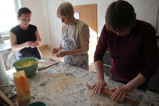 Tak się lepi ukraińskie pierogi w wapienickiej Klimczokówce