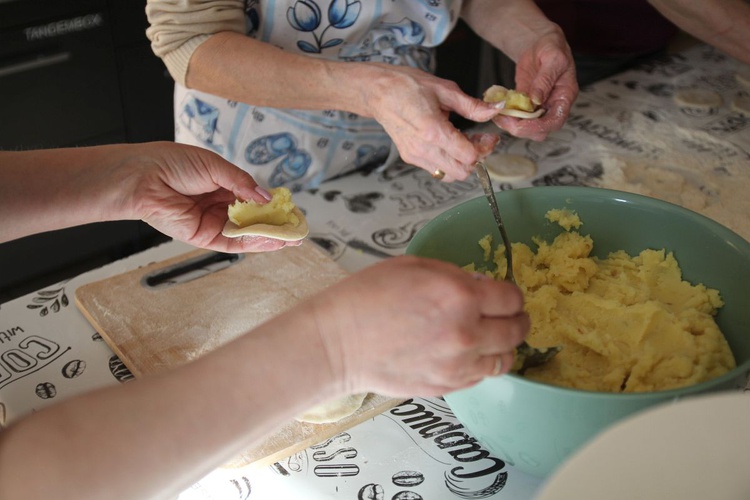 Tak się lepi ukraińskie pierogi w wapienickiej Klimczokówce