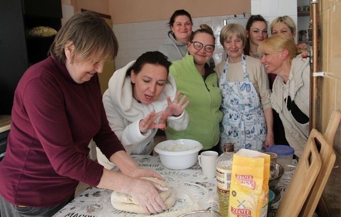 Tak się lepi ukraińskie pierogi w wapienickiej Klimczokówce