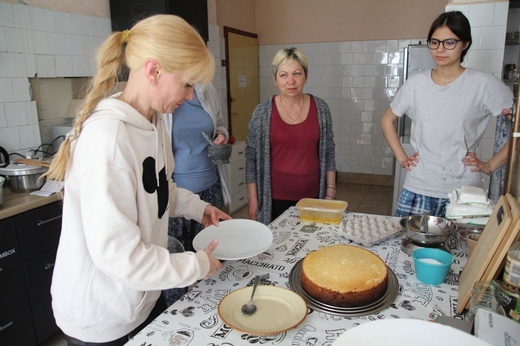 Tak się lepi ukraińskie pierogi w wapienickiej Klimczokówce