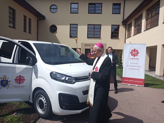 Auto poświęcił abp Stanisław Budzik.