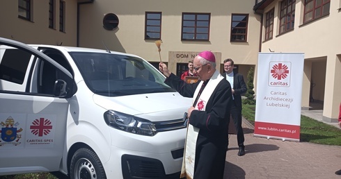 Auto poświęcił abp Stanisław Budzik.